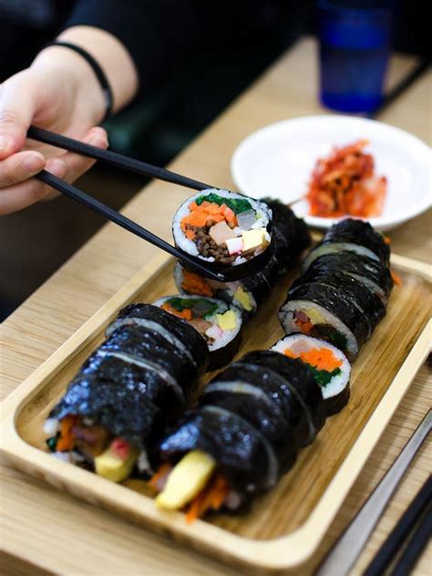 Tteokbokki merupakan makanan khas korea yang sangat terkenal di indonesia, hal ini karena rasanya yang sesuai dengan lidah warga indonesia. 49+ Makanan Khas Korea Selatan yang Terkenal (NAMA & GAMBAR)