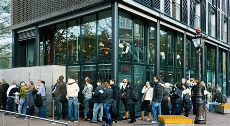 Skip The Line And Buy Tickets Online Anne Frank House Visitors Waiting