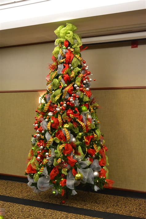 10 Spectacular Christmas Tree Decorating Ideas With Ribbon 2022