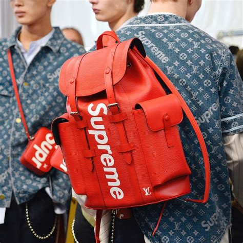 Now bear with us, it's almost gone, but as expected it is hovering around on the this collaboration's drop, which combines supreme's famously limited stock list with louis vuitton's hefty price tag, has cultivated a. Primeira pop-up store da Supreme com Louis Vuitton será na ...