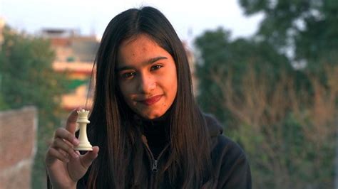 مہک گل ایک ہاتھ سے شطرنج کا بورڈ ترتیب دینے والی سب سے کم عمر لڑکی Bbc News اردو