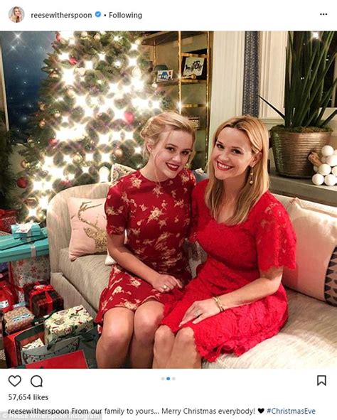 Reese Witherspoon Poses Mini Me Daughter Ava Daily Mail Online
