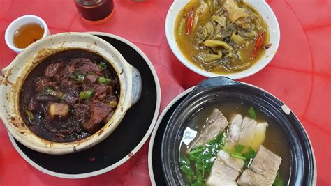 Bak kut teh 肉骨茶 is a a chinese soup commonly found on the streets of singapore, either with a pepper or herbal base. Hing Kee Bak Kut Teh - Jalan Kepong