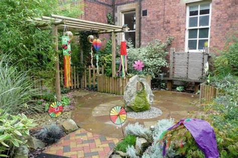 Good Use Of A Small Space Sensory Garden School Garden Garden Nursery