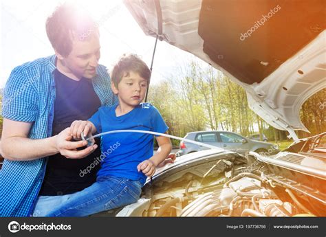 Padre Mostrando Hijo Años Nivel Aceite Motor Del Coche Cerca