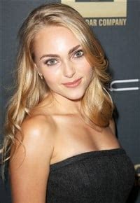 Annasophia Robb Poses For A Completely Nude Photo