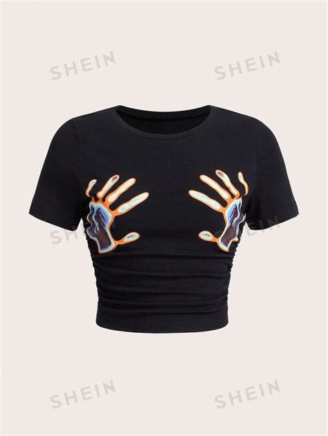 SHEIN EZwear Camiseta Recortada Frunciada Con Estampado Abstracto De Manos Negras Moda De