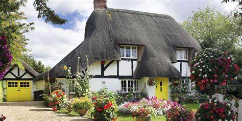 11 Photos Of English Country Cottages That Make Us Want One Right Now