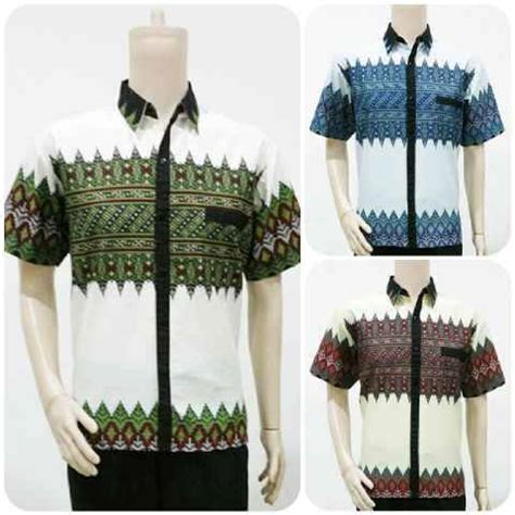 Selain model, baju batik dapat mengeluarkan kesan elegan saat ditambah dengan kombinasi, baik kombinasi batik maupun polos. Baju Batik Pria Motif Tenun Kombinasi - Batik Bagoes Solo
