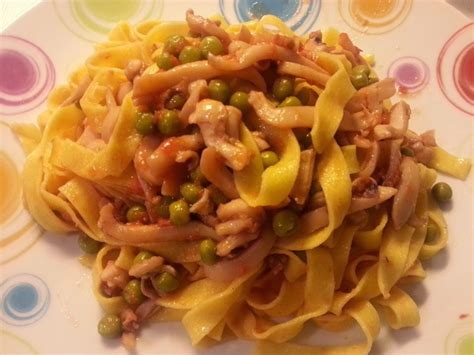Maggio è anche il mese dei piselli, le varietà più precoci seminate a fine autunno o ad inizio inverno maturano ai primi giorni di questo mese. cucina con amici: Tagliatelle seppie e piselli di ... Daniela