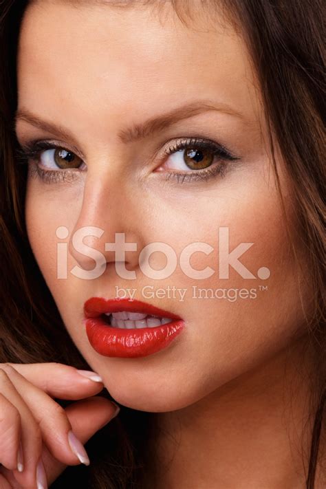 Sinnliche Weibliche Modell Mit Roten Lippen Posiert Stockfoto