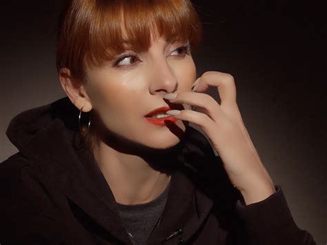 Let's find more about najwa nimri her husband, children, social media appearance, body measurement, voice acting, pitbull owner, awards, and more. Rara, siniestra, extraña, oscura 'Bella Ciao' de Najwa Nimri - Odi O'Malley