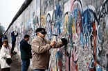 File:Berlin 1989, Fall der Mauer, Chute du mur 08.jpg - Wikimedia Commons