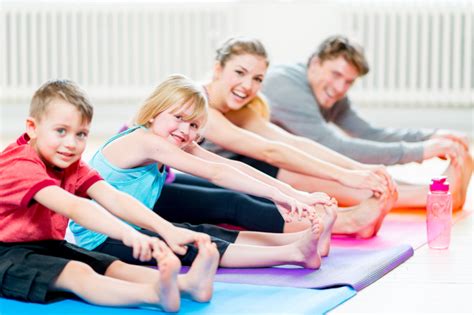 Si eres principiante, y quieres aprender cómo hacer yoga en casa, ahora te explicaremos los pasos que deberías seguir. Confira as posturas de yoga