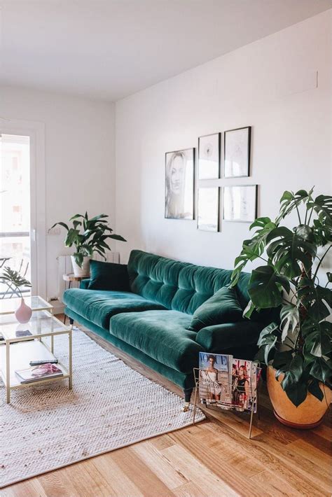 Ein grünes wohnzimmer kann sowohl formal und auch stilvoll aussehen, und das hinzufügen von den verschiedenen nuancen des. Green sofa Living Room Ideas | Grünes samtsofa, Samtsofa, Samt sofa