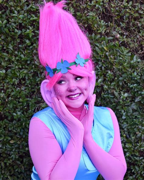 Clothes don't make the man, but the right halloween hat certainly can! DIY Princess Poppy Costume | maskerix.com | Kostüme selber machen, Halloween kostüm selber ...