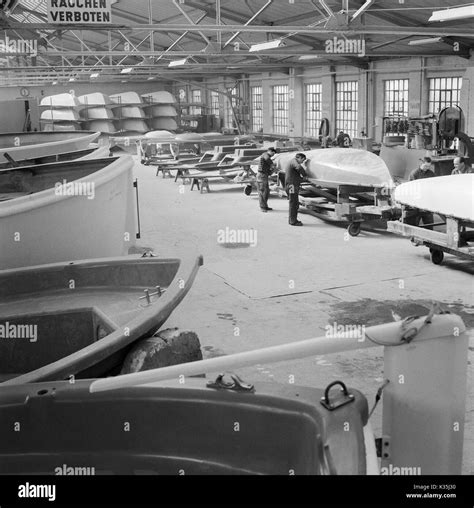 Werftarbeiter Bei Einer Bootswerft In Hamburg Bei Ihrer Täglichen Arbeit Deutschland 1960er