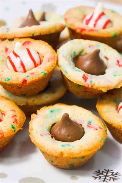 How to make dipped sugar cookies melt up some chocolate and dip the top of each cookie, or simply dip the whole cookie halfway. Christmas Sugar Cookie Cups - This is Not Diet Food