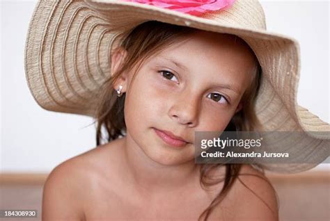 Petite Fille Torse Nu Photos Et Images De Collection Getty Images