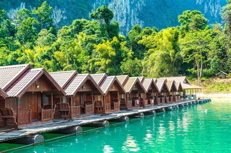 Lac Cheow Lan Au Parc National De Khao Sok En Thaïlande Photo Premium