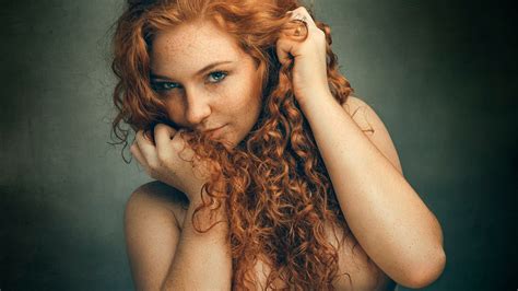 Baggrunde ansigt Kvinder rødhåret model portræt Enkel baggrund langt hår blå øjne