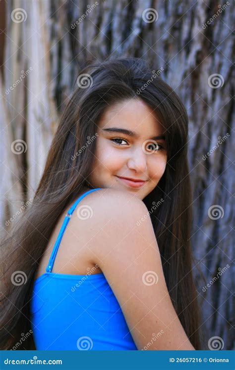 jeune fille mignonne de brunette photo stock image du cheveu oriental 26057216