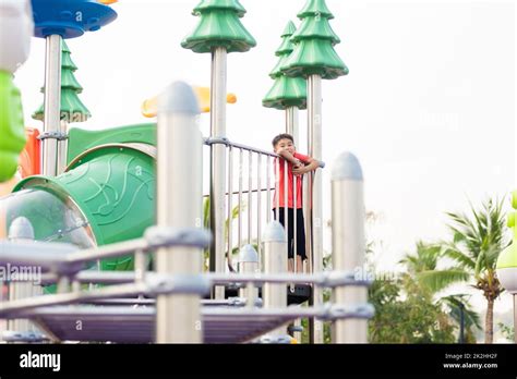 Niño Jugando En El Patio De Recreo Al Aire Libre Niño Pequeño De