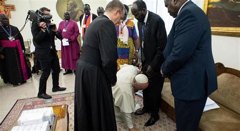 Papa Francesco Bacia I Piedi Ai Leader Del Sud Sudan Rabbia Sui Social