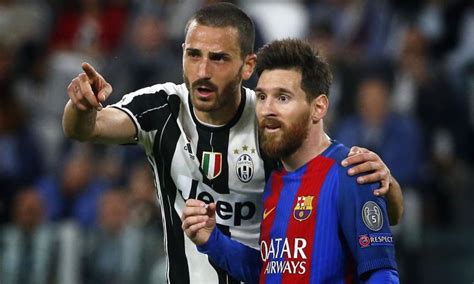 46 ნახვა ნოემბერი 24, 2011. Juve, Bonucci e Chiellini si litigano la maglia di Messi ...