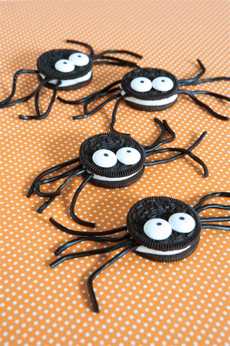 These halloween oreo cookies are hit whenever i make them! Book Love // Smart Cookie by Christi Farr Johnstone | Pizzazzerie