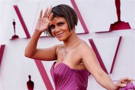 Halle Berry Debuts Choppy Bob Haircut At The 2021 Oscars Sparks Memes