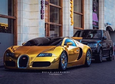 I know it sounds like an insane idea, but this is something you can actually get. Goudgewrapte Veyron is eigenlijk best mooi - Autoblog.nl