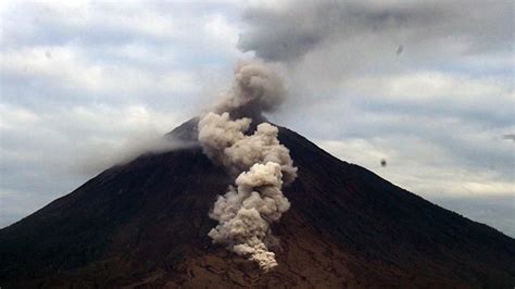 Gunung Semeru Erupsi Kenali Status Gunung Berapi Di Indonesia Nasional Tempo Co
