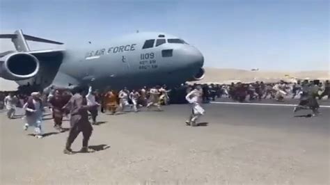 صحنه‌ای دردناک از لحظه حرکت هواپیمای نظامی در فرودگاه کابل