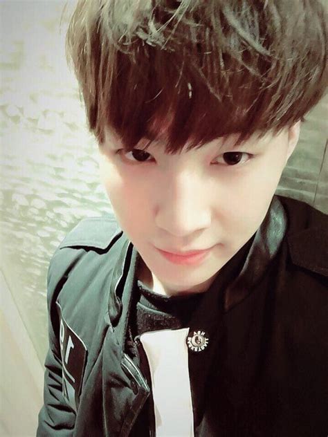 Second got7 member, i didn't go for darker 'cause i think the bg is dark enough so i'm going to stick with the black/grey/other colour. Appreciation GOT7 JB selca, handsomeness maximum level, warning heart attack!! - Celebrity ...