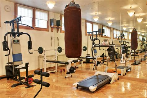 Finalmente si quieres darle un nivel superior a tu coloca un espejo en tu gimnasio en casa: ¿Te gusta el ejercicio? haz un gimnasio en casa - ElNoti.com