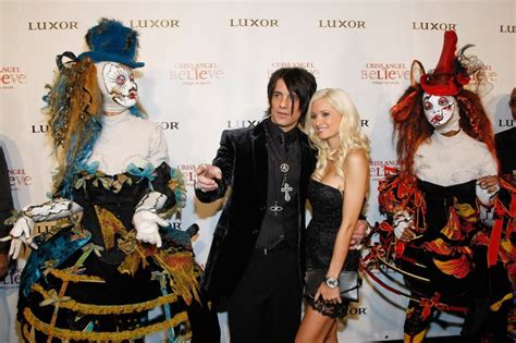 Holly Madison Book 10 Of The Craziest Revelations From ‘down The Rabbit Hole