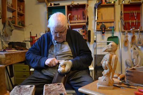 Bilde på forsiden av engelsk bruksanvisning. Træskulpturer og fortællinger fra et langt liv - Vores ...