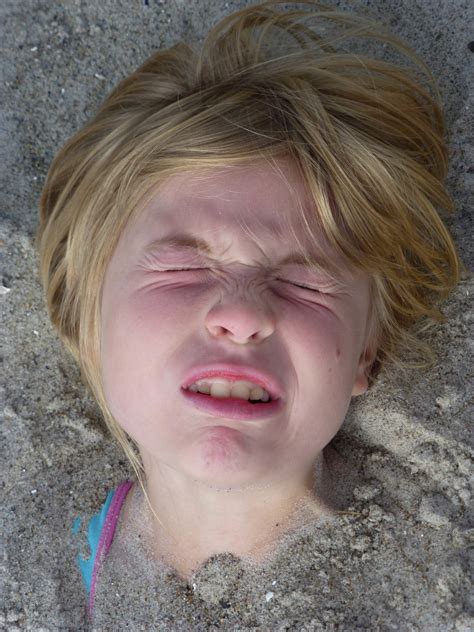 무료 이미지 바닷가 모래 사람 소녀 여자 초상화 모델 어린이 푸른 레이디 담홍색 표정 헤어 스타일 미소 입 닫다 인간의 몸 코 장난 눈