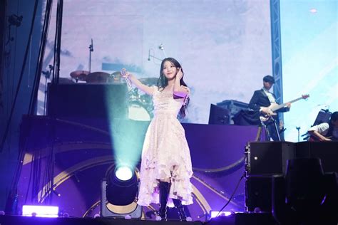 Iu Graduates Palette And Good Day From Her Future Set Lists At The