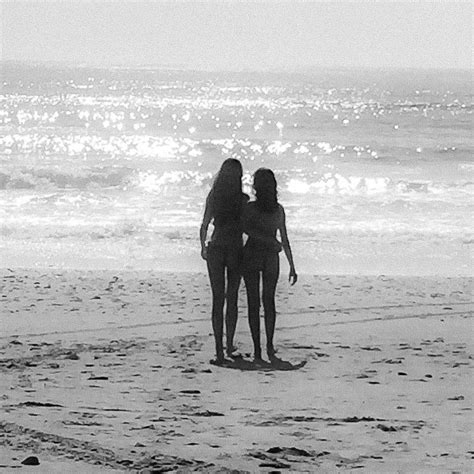 FOTO Topless në plazh Egla Harxhi shijon ditët e para të shtatorit me