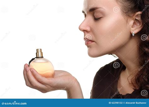 La Muchacha Está Oliendo Los Perfumes Foto de archivo Imagen de