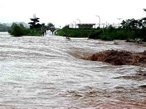 Air Sungai Wai Sakula Meluap Akses Transportasi Laha Hatu Lumpuh