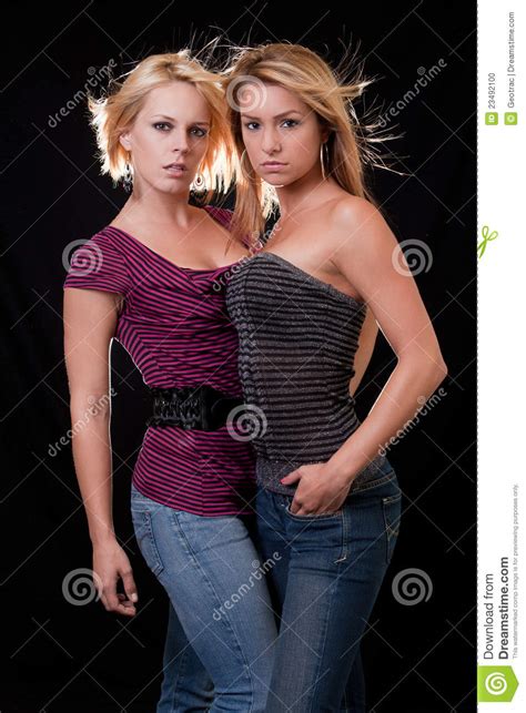 Twee Aantrekkelijke Blonde Kaukasische Vrouwen Stock Foto Image Of Manier Spijkerbroek 23492100