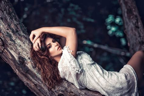 Girl Lying On A Tree Branch 4k Hd Girls 4k Wallpapers Images