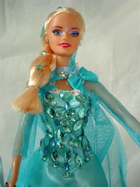 Grateful her kingdom now accepts her, she works hard to be a good queen. Boneca Barbie Elsa Frozen - R$ 119,90 em Mercado Livre