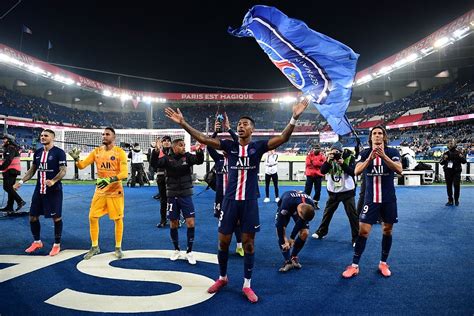 PSG handed Ligue 1 trophy, their 3rd straight and 9th overall!