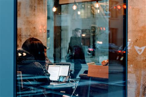 무료 이미지 휴대용 퍼스널 컴퓨터 남자 빛 사람들 소녀 여자 거리 창문 유리 레스토랑 시티 여행 반사 색깔 푸른 방 인테리어 디자인 미술