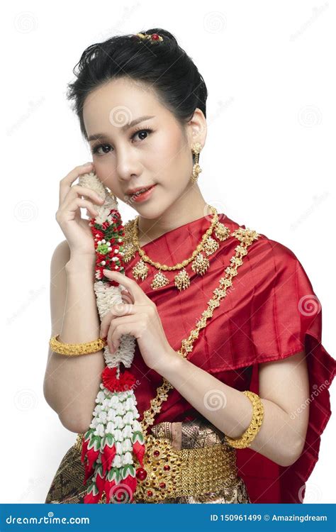 Mooie Thaise Vrouw Met Traditionele Kleding Stock Afbeelding Image Of Aantrekkelijk Rood