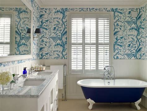 19 Beautiful Wallpapered Bathrooms
